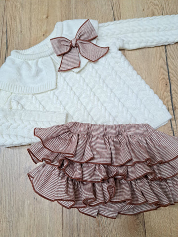 Braguita volantes Telva de Boetiekids, en vichy color caldera con cinturilla elástica y tres volantes una autentica monada que podras combinar con la blusa >Telva a juego o con el jersy con cuello de ochos.
