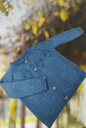 Esta preciosa chaqueta de punto en color azul plomo es la prenda perfecta para mantener a los pequeños abrigados durante los días frescos, sin perder estilo.