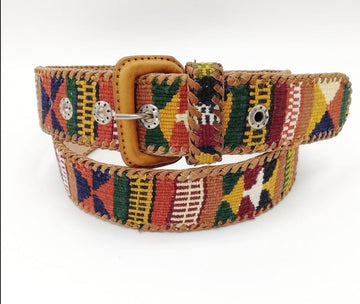 Descubre nuestros exclusivos cinturones elaborados artesanalmente, donde la suavidad del algodón se une a la resistencia y elegancia de la piel.