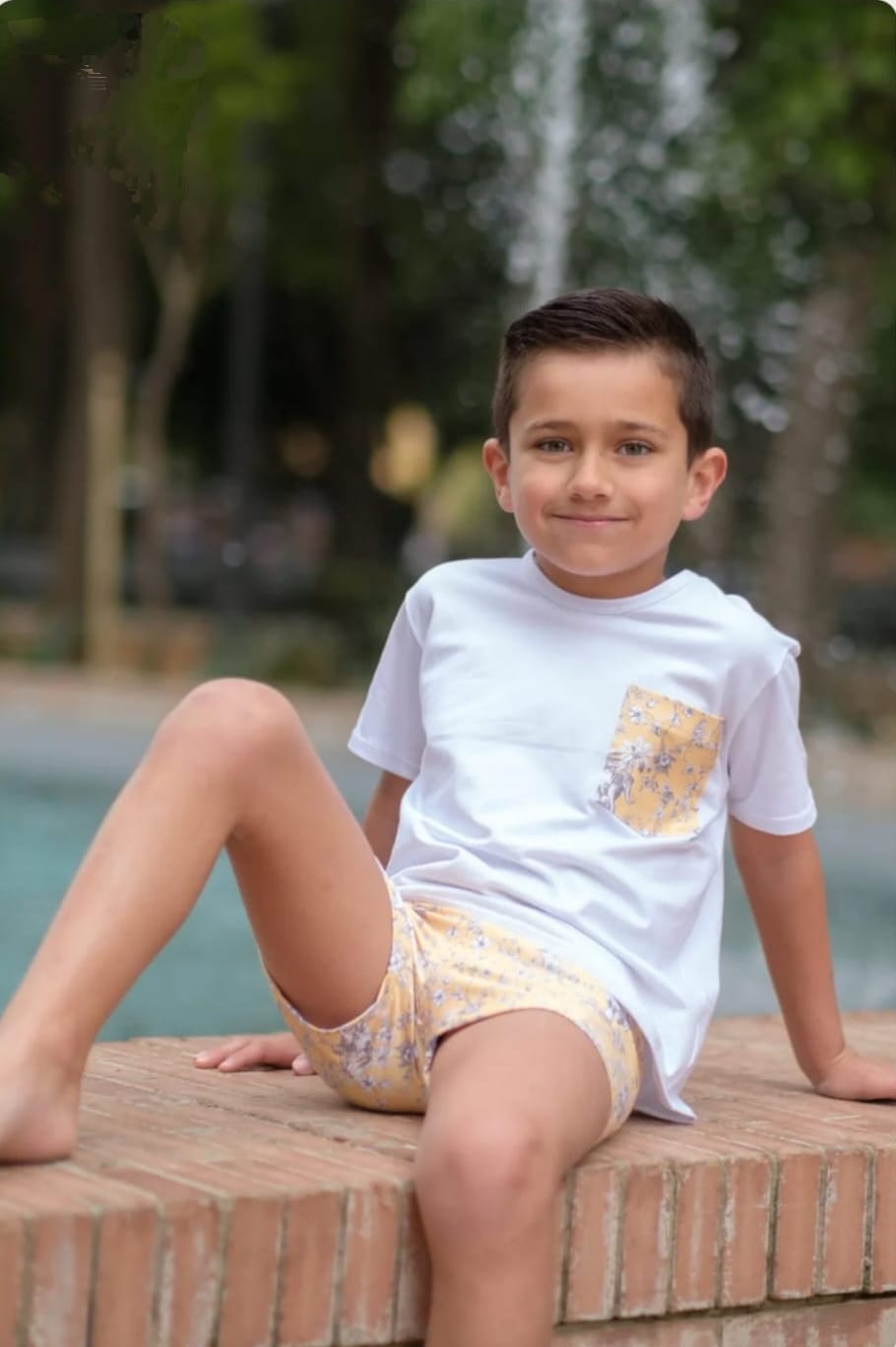 Bañador para niño estampado en flores y pajaros en tonos grises y blancos sobre fondo amarillo con camiseta a juego