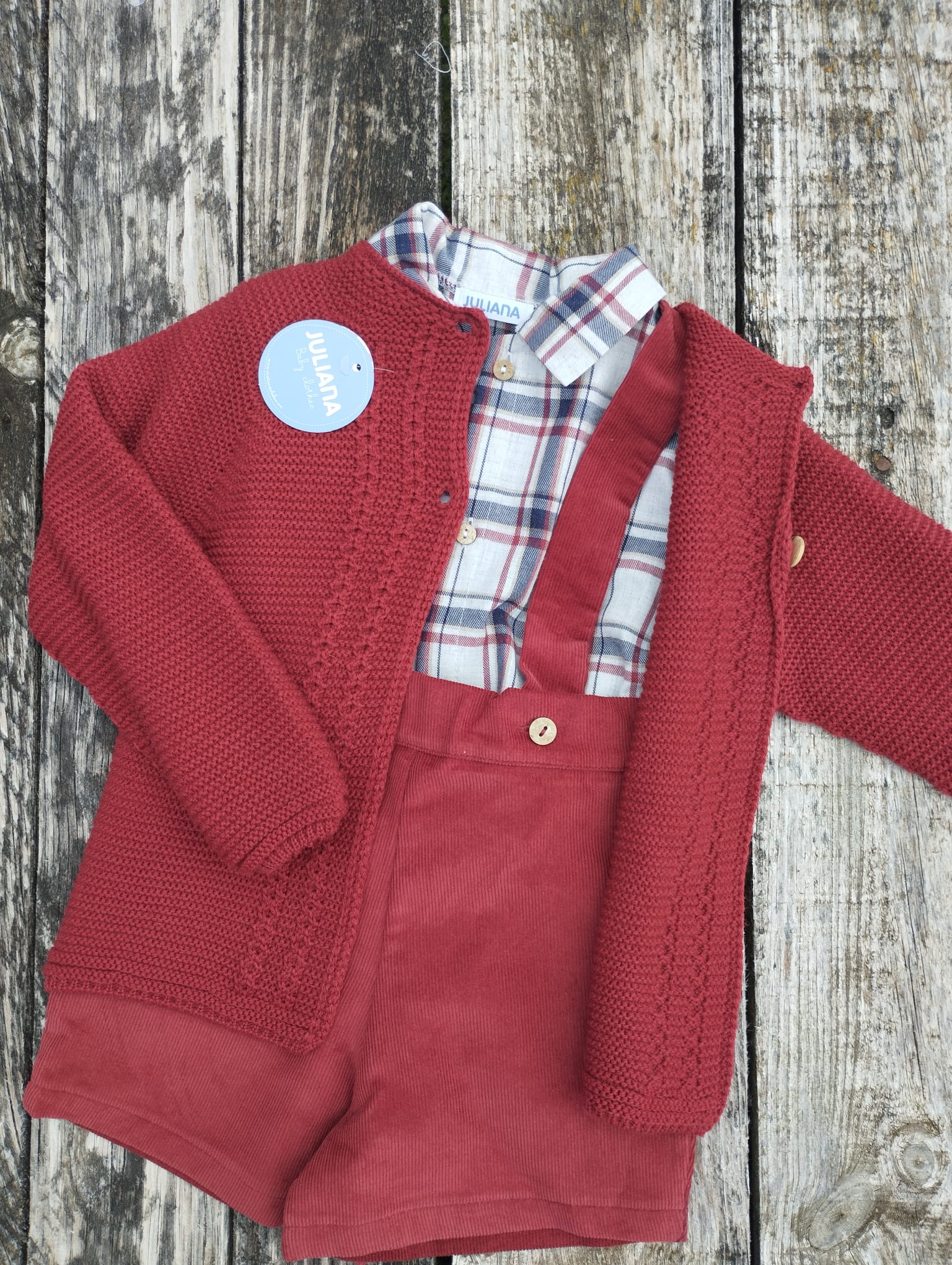 Conjunto de 3 piezas en color rioja con camisa escoces y pantalon corto de micropana.
