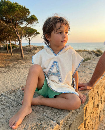 Poncho de playa personalizado infantil con inicial Flores Azul Nomeolvides