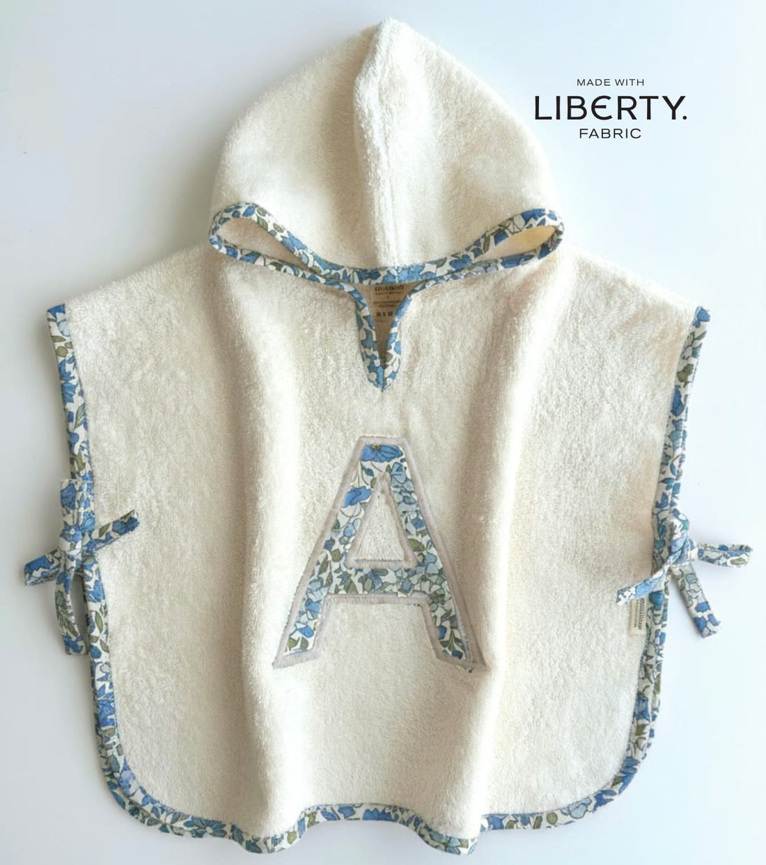 Poncho de playa personalizado infantil con inicial Flores Azul Nomeolvides