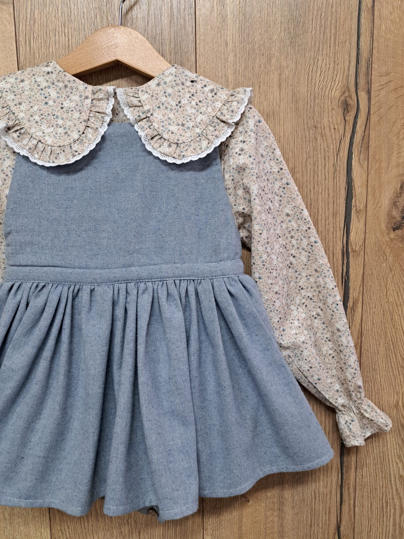 Blusa flores Catalina. 39,95€ combinada con Ranita Skay 54,95€