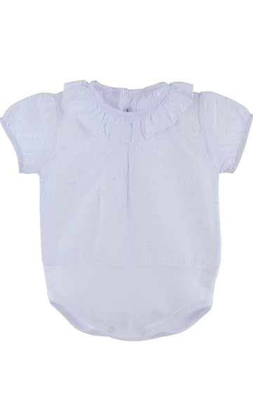 Body camisa manga corta de plumeti en color blanco cuello de volante.
