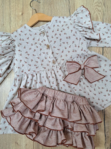 BlusaTelva de Boetiekids, con florecitasabierta en delantero con parte de delante fruncida con vuelo. Combinable con la falda volante Telva