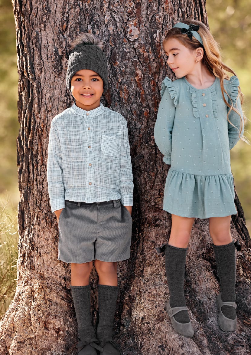 ideal para vestir a tus pequeños con estilo y comodidad. Inspirada en tonos suaves y acabados delicados, esta colección combina diseño tradicional con un toque moderno
