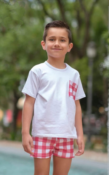 Bañador a cuadros rojo y blanco para niño con camiseta blanca de manga corta con detalle a juego con el bañador