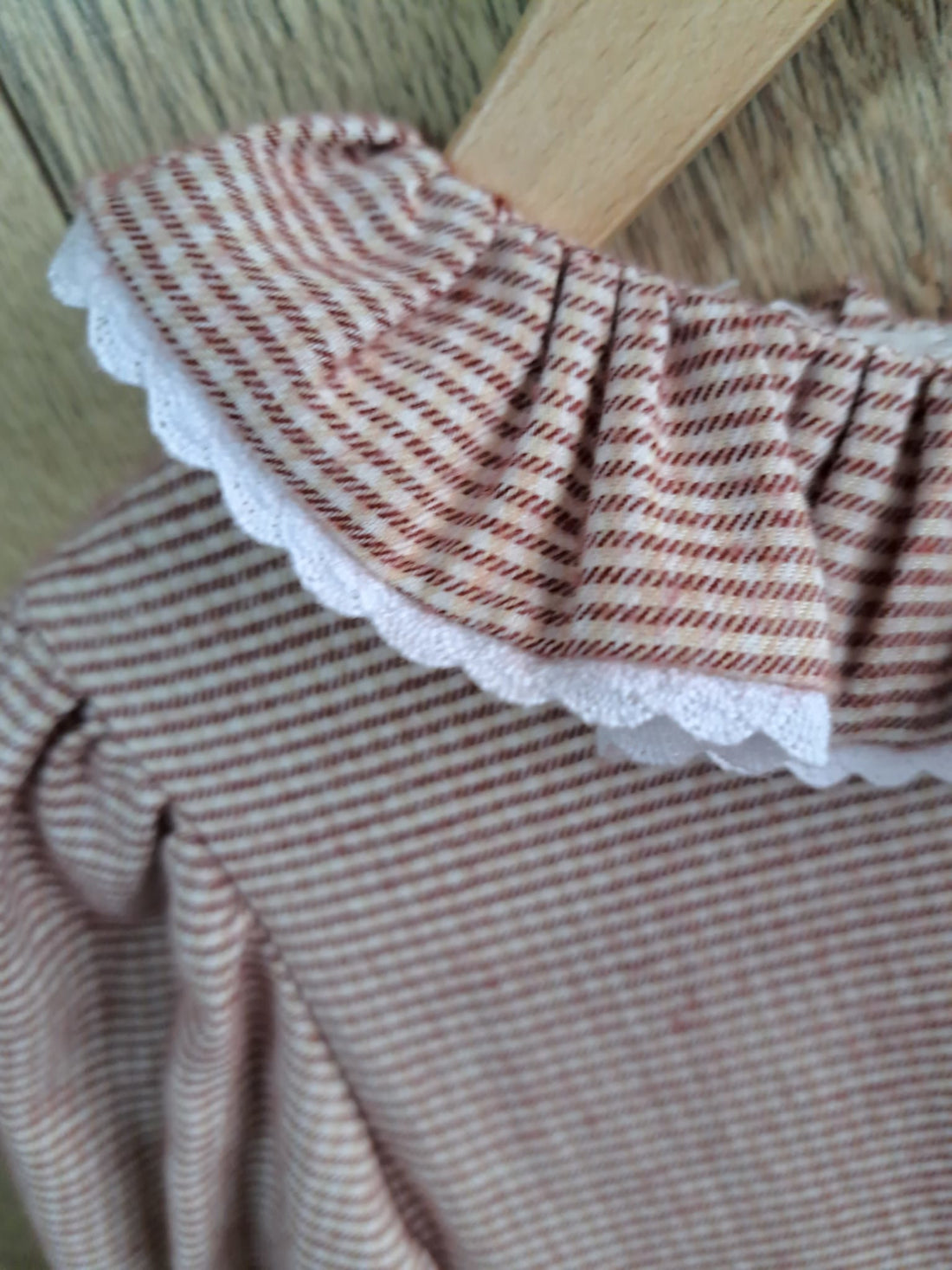 Vestido Telva de Boetiekids, en cuadrito vichy color caldera con cuello de volante y manga larga fruncida en muñeca, va rematdo con gran volante en la parte inferior. Una autentica maravilla
