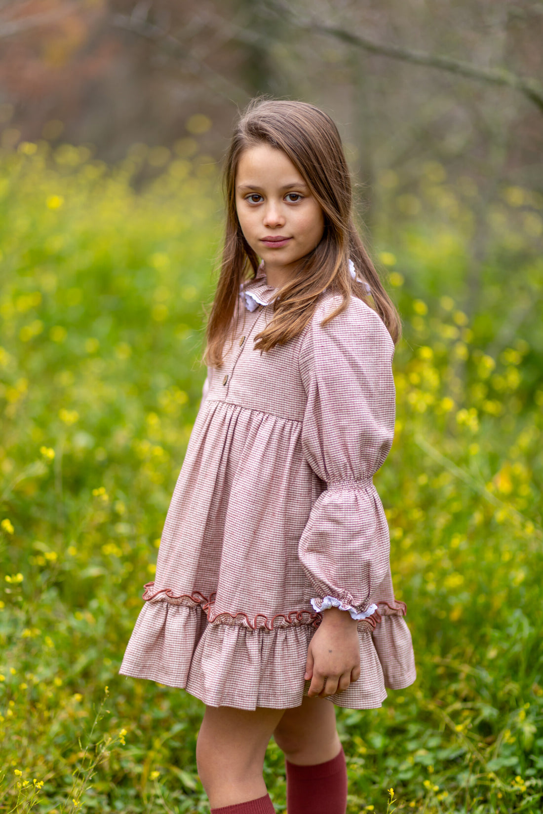 Vestido Telva de Boetiekids, en cuadrito vichy color caldera con cuello de volante y manga larga fruncida en muñeca, va rematdo con gran volante en la parte inferior. Una autentica maravilla