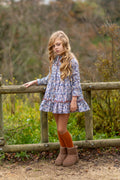 Vestido Marina de Boetiekids estampado en flores de tonos azules y detalles en color caldera