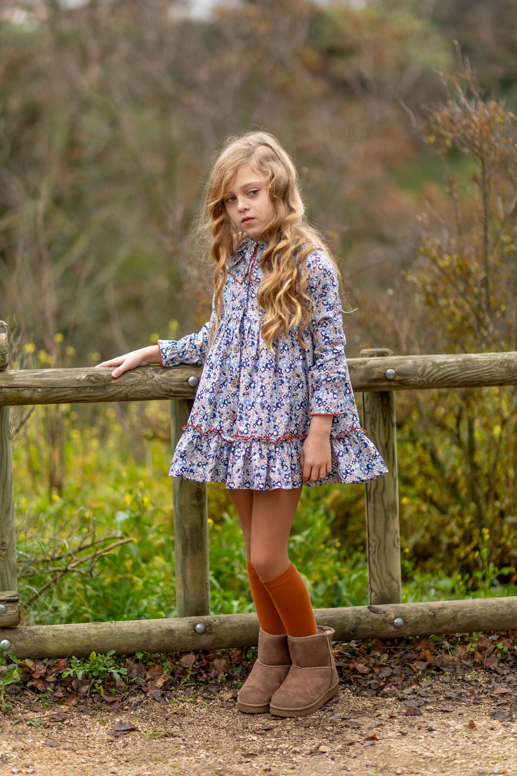 Vestido Marina de Boetiekids estampado en flores de tonos azules y detalles en color caldera