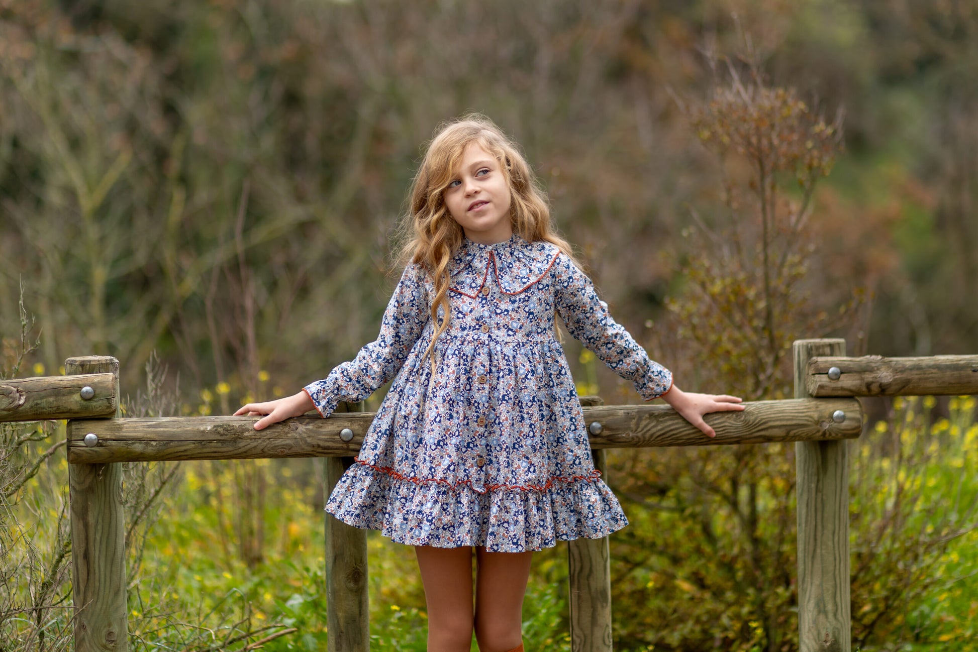 Vestido Marina de Boetiekids, estampado de flores con detalles color caldera. 69,95€