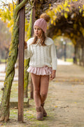 Jersey ochos con cuello solapa y un delicado color marfil y detalles que lo hacen único, es ideal tanto para ocasiones casuales como para eventos más especiales.