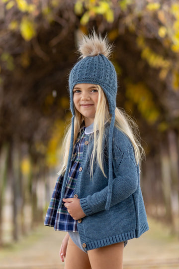 Ideal para los días más fríos! Esta preciosa chaqueta de punto en un elegante tono azul está confeccionada con lana suave y cálida, perfecta para mantener a tu peque cómodo y abrigado durante el otoño e invierno.