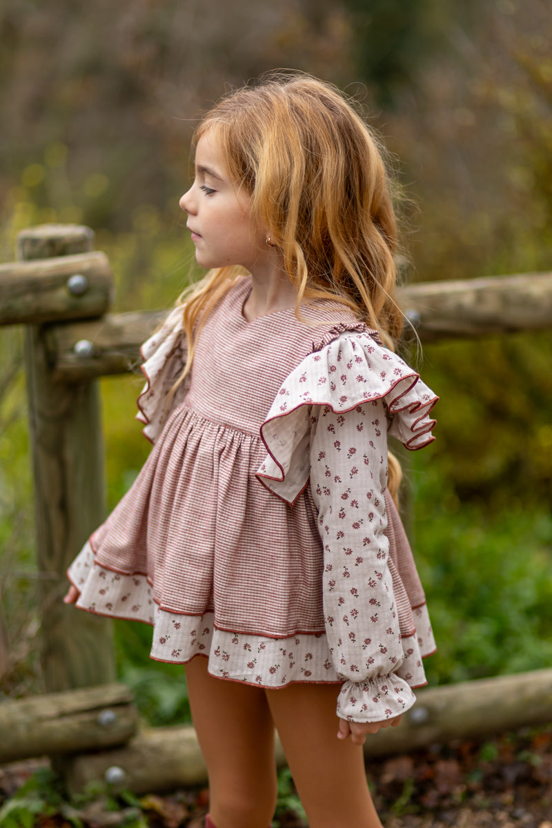 Ranita Telva de Boetiekids, en vichy color teja oscuro con tirante ancho y rematada en los costados con volantito, en la parte inferior lleva franja de tela de florecitas y braguita a juego. Ideal para combinar con la blusa Telva