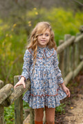 Vestido Marina de Boetiekids estampado en flores en tonos azules y detalles en color caldera.