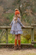 Vestido Marina de Boetiekids, estampado de flores azules con cuello rematado en color caldera y gran volante en la parte inferior. 69,95€