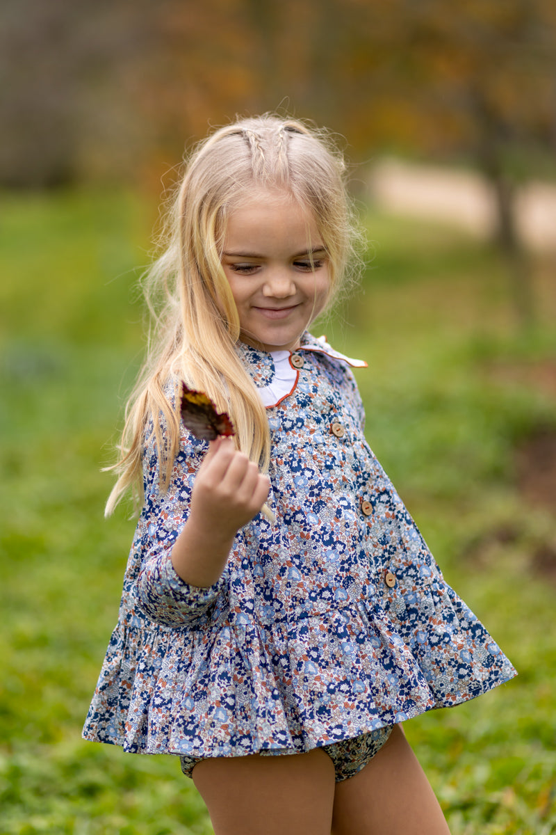 Jesusito con braguita Marina de Boetiekids, estamplado con flores en tonos azules y caldera con cuello ribeteado y braguita de flores a juego