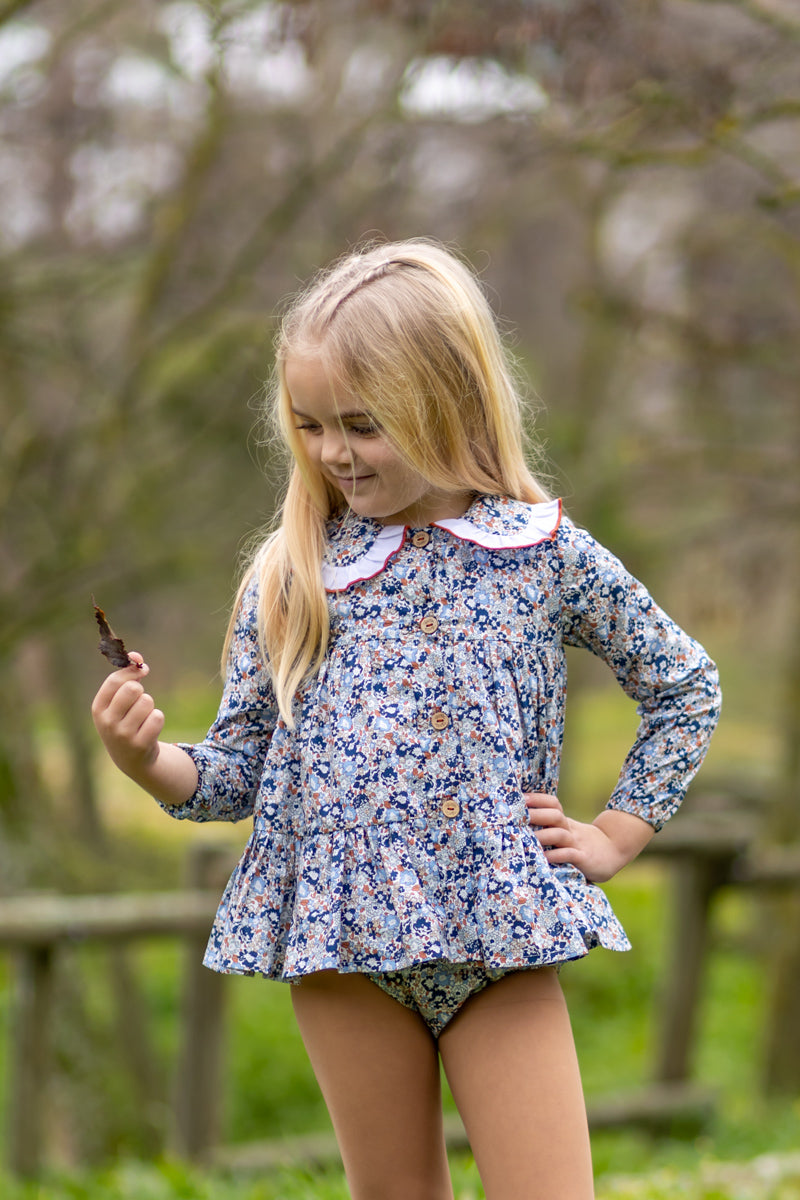 Jesusito con braguita Marina de Boetiekids, estamplado con flores en tonos azules y caldera con cuello ribeteado y braguita de flores a juego