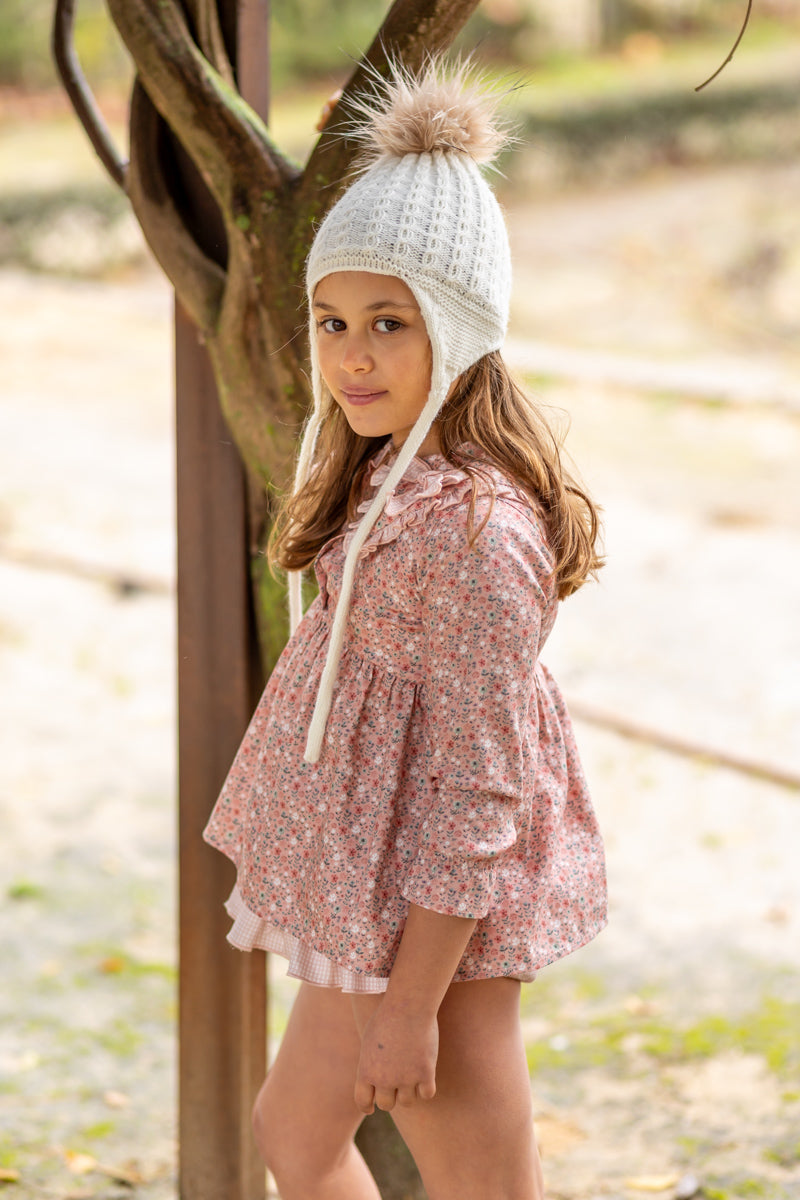Blusa Daisy con flores en tonos rosas de Boetiekids, con cuello ribeteado con volantito,abertura en delantero con tres botones y corte en bajo el pecho con vuelo. 39,95€