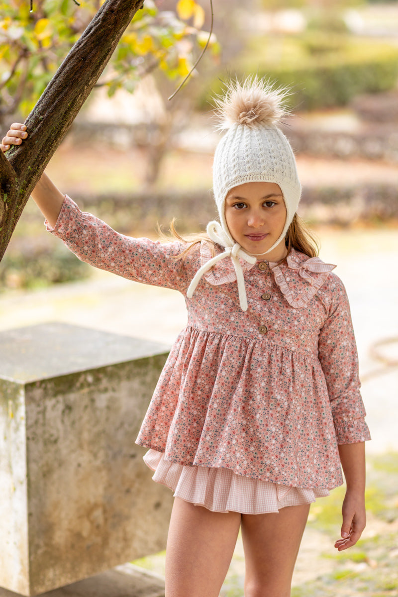Blusa Daisy con flores en tonos rosas de Boetiekids, con cuello ribeteado con volantito,abertura en delantero con tres botones y corte en bajo el pecho con vuelo. 39,95€
