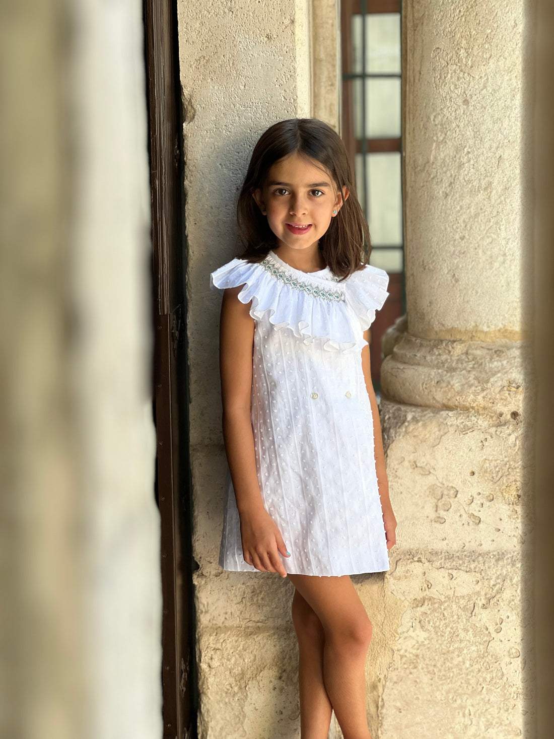 Vestido blanco plumeti niña con cuello bordado colección Amanecer