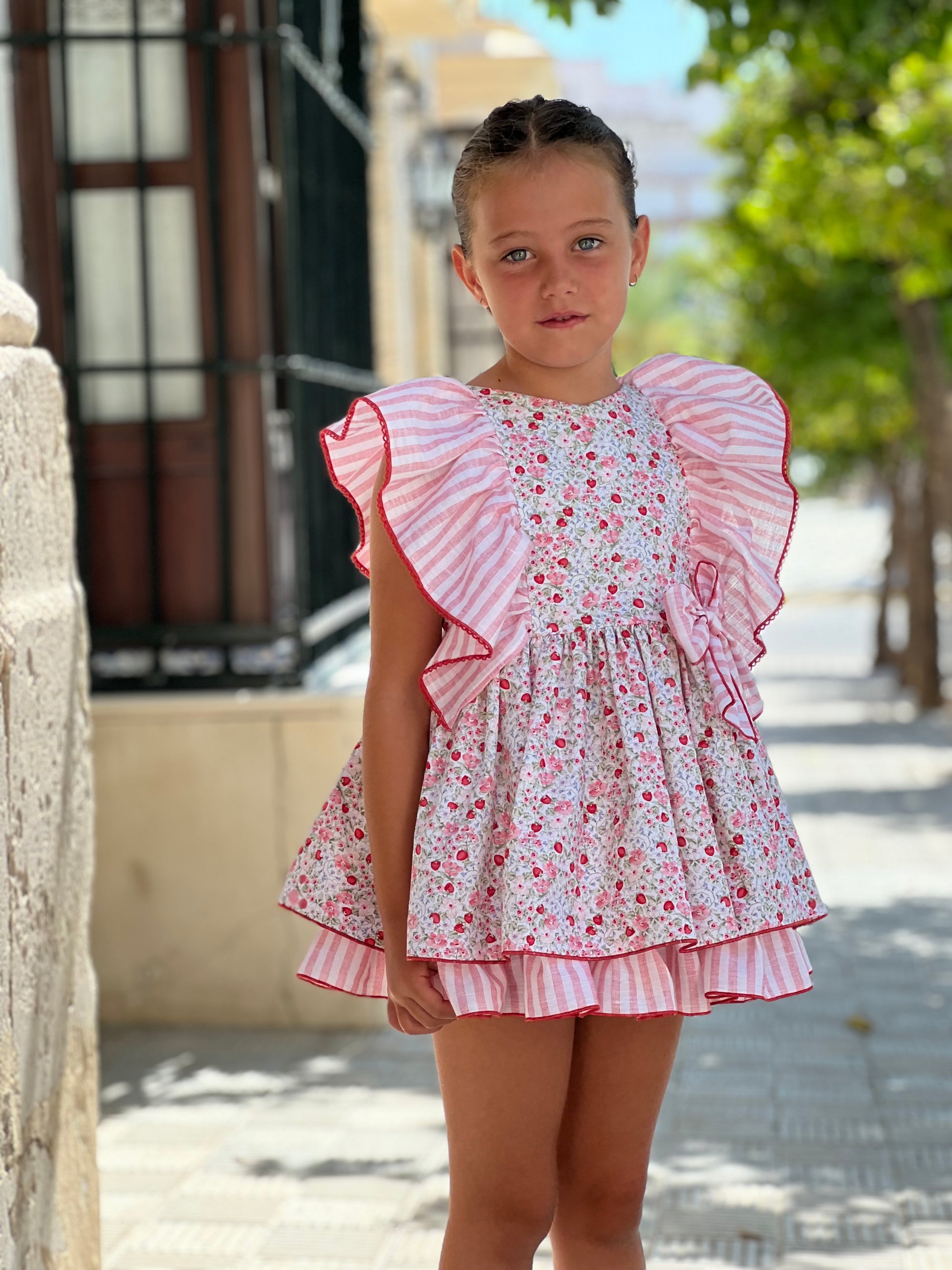 Vestido Piccolo floral para niña con volantes rayas rosa