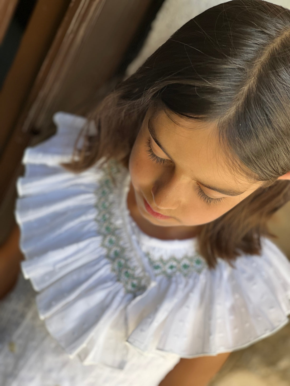 Vestido blanco plumeti niña con cuello bordado colección Amanecer