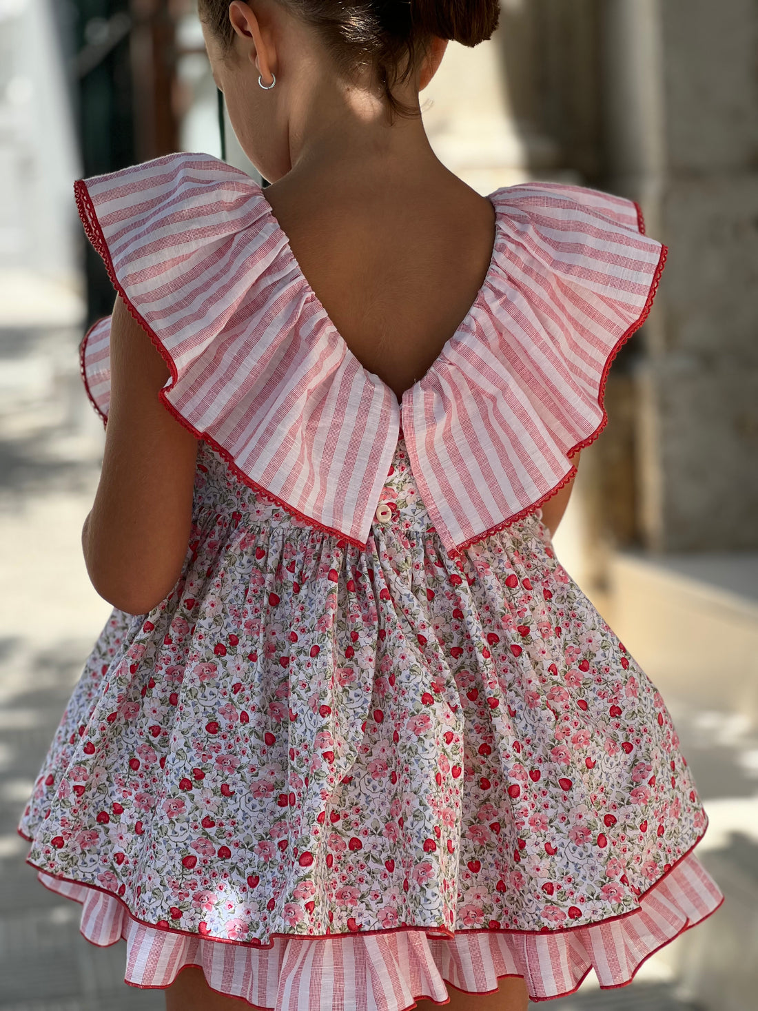 Vestido Piccolo floral para niña con volantes rayas rosa