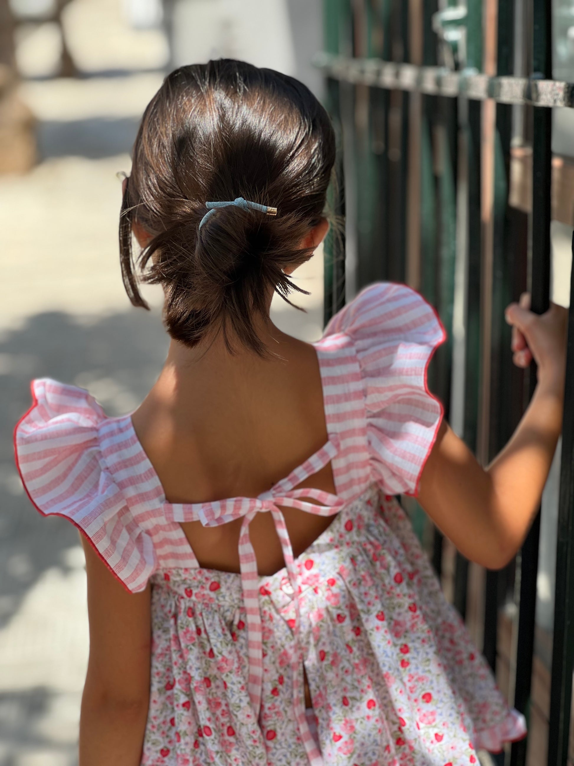 Detalle jesusito Piccolo floral con volantes rayas rosa