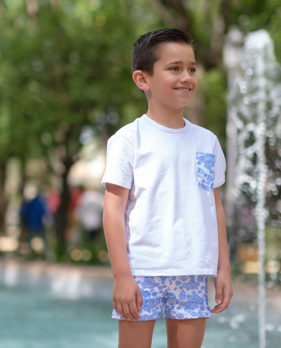 Bañador para niño con estampado de globos en azulon y blanco y camiseta a juego