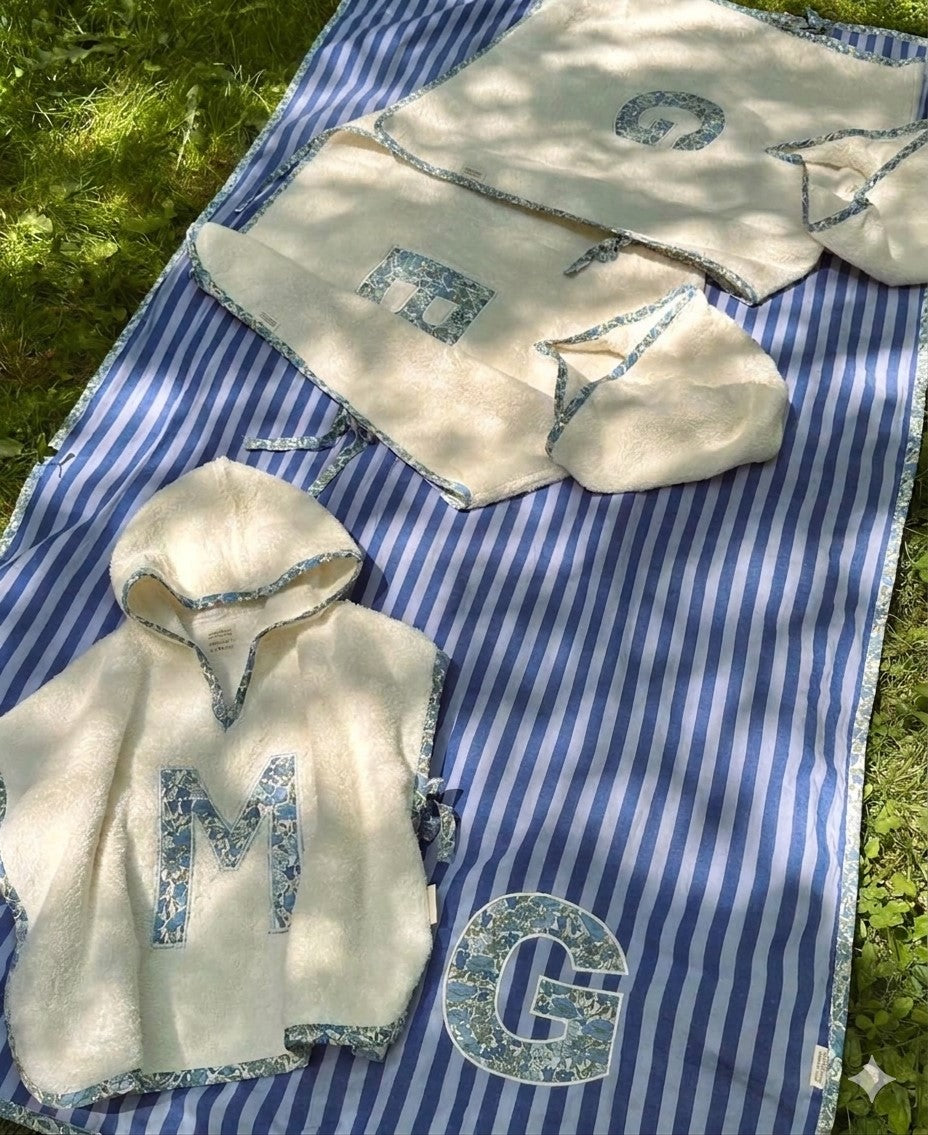 Toalla de playa y piscina personalizada con inicial. Marea Rayas Azul
