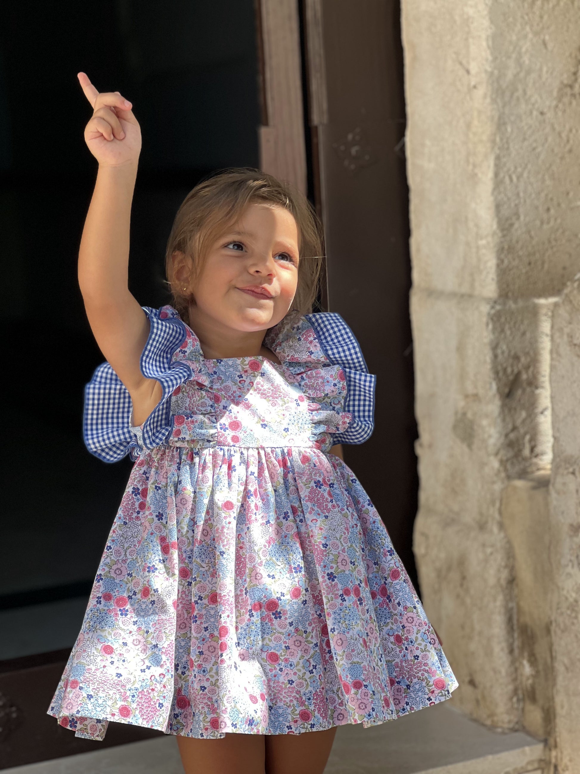 Detalle estampado floral jesusito bebé niña