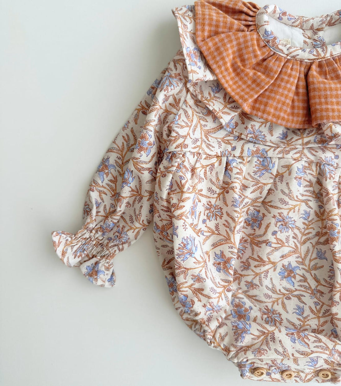 Pelele volantes flores raiz