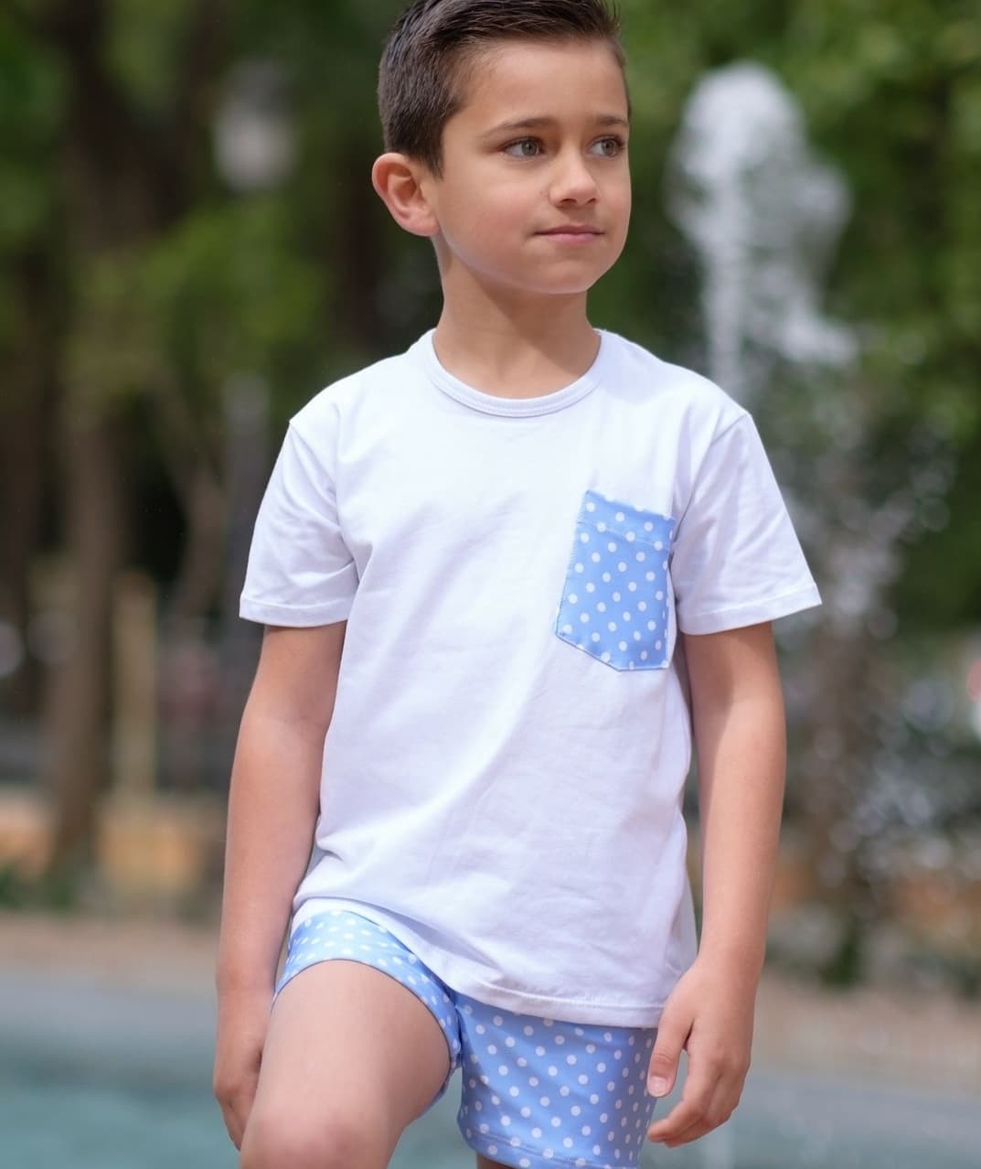 Bañador para niño estampado con topitos en color azul celeste y blanco a juego con camiseta con detalle igual que el bañador