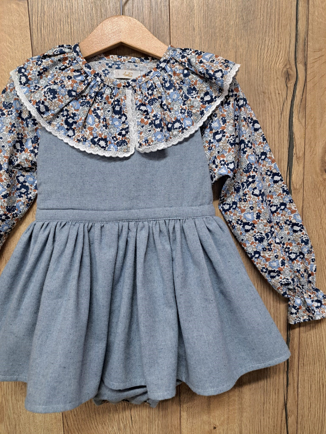 Blusa Marina estampada en flores con tonos azules y caldera con gran cuello fruncido y abierta en delantero con botones. 39,95€ Combinada con ranita Skay 54,95€