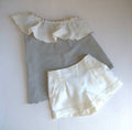 Conjunto niña Coffee con blusa asimétrica de rayas y pantalón blanco