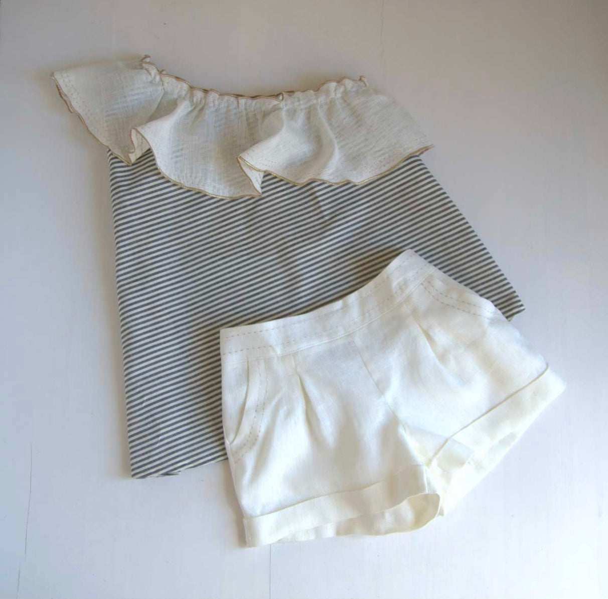 Conjunto niña Coffee con blusa asimétrica de rayas y pantalón blanco