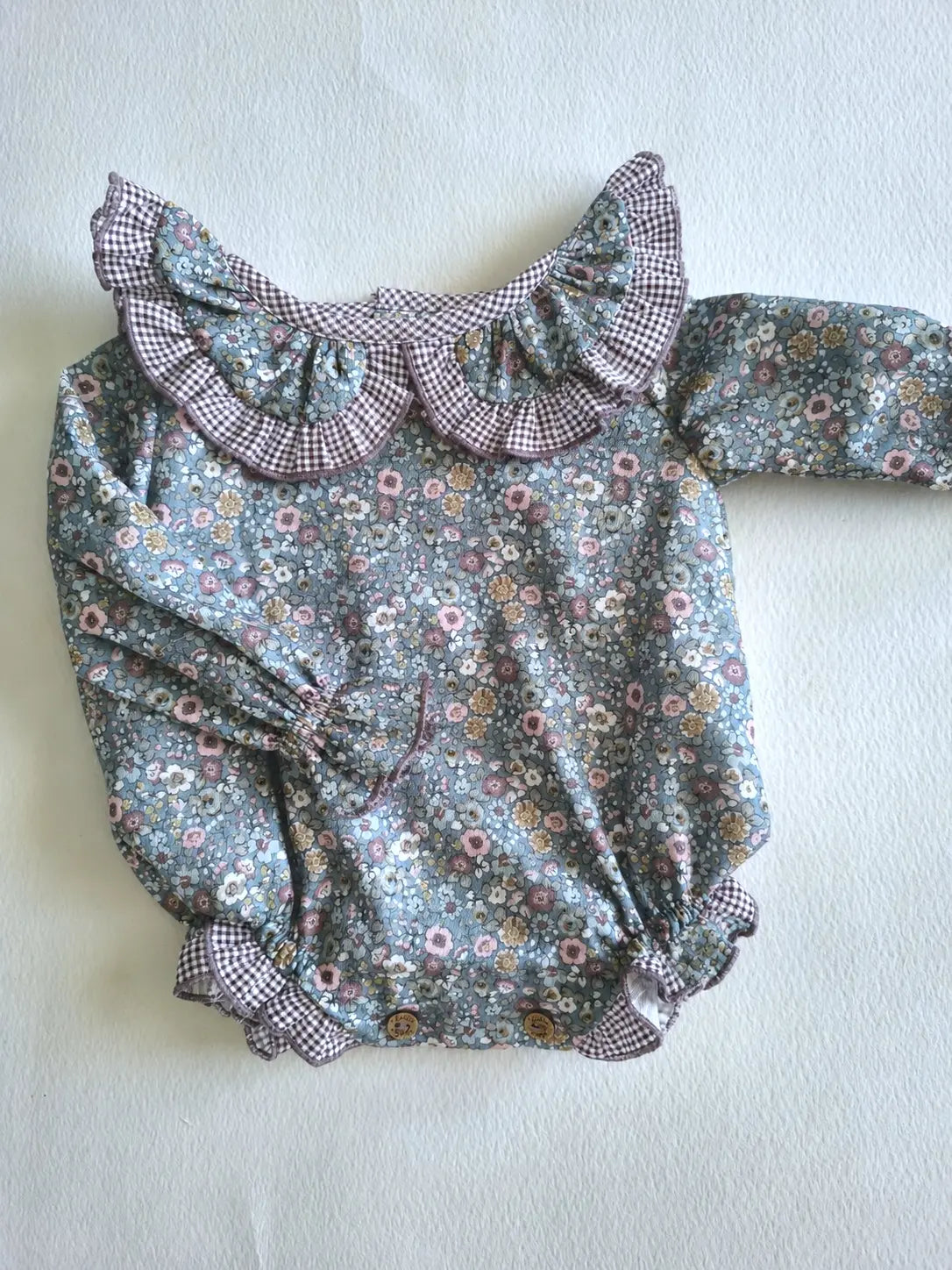 Pelele Flores Elira con estampado floral y cuello de volantes