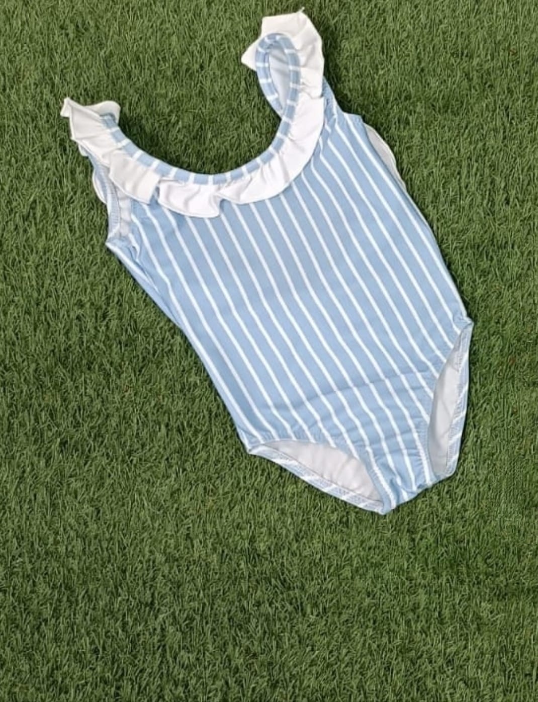 Bañador para niña en rayas azul celeste y blanco, con espalda en pico rematada con un lazo blanco