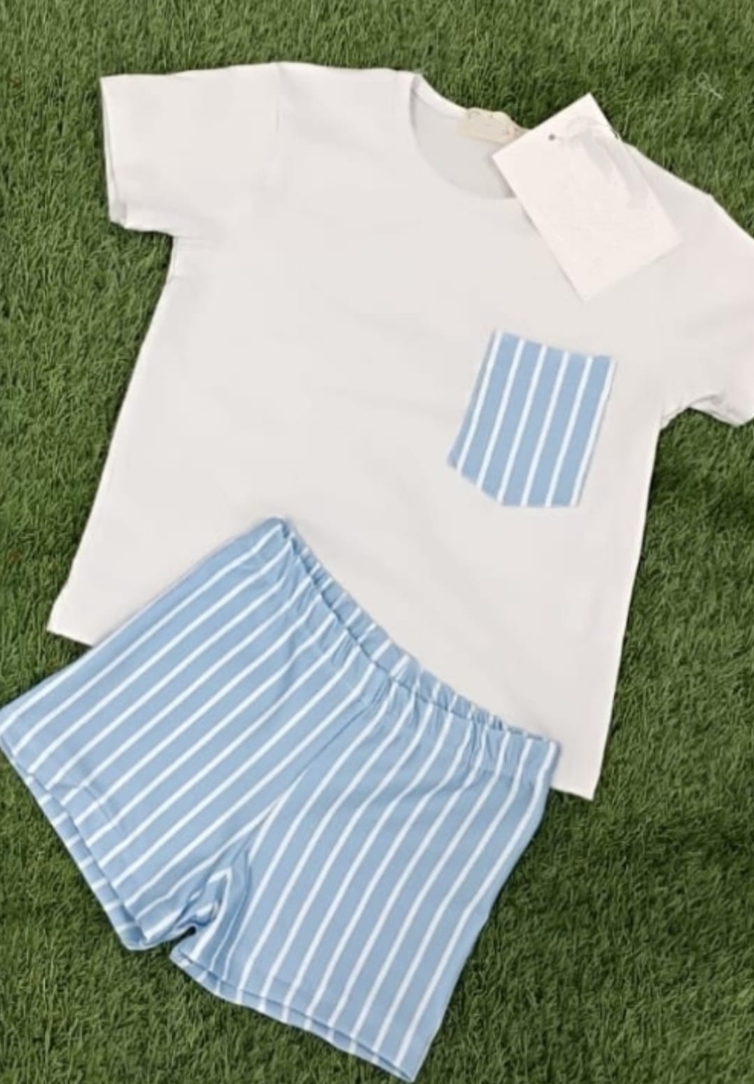 bañador para niño de rayas en color celeste y blanco a juego con camiseta de manga corta con detalle igual que el bañador