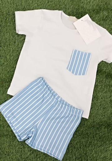 bañador para niño de rayas en color celeste y blanco a juego con camiseta de manga corta con detalle igual que el bañador