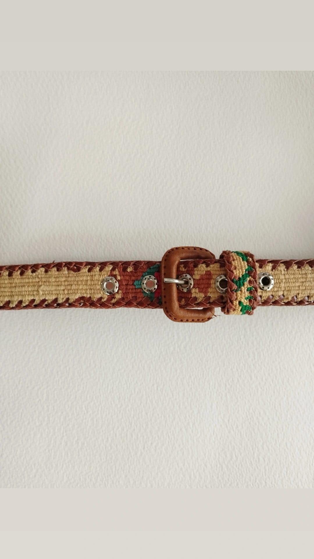 Descubre nuestros exclusivos cinturones elaborados artesanalmente, donde la suavidad del algodón se une a la resistencia y elegancia de la piel.