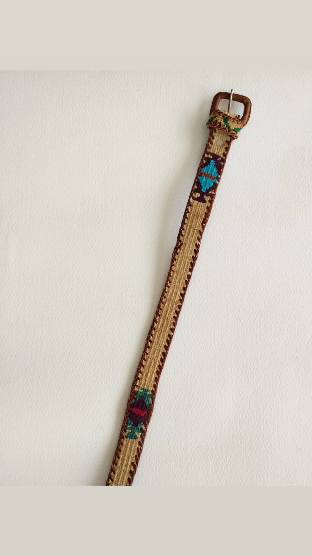 Descubre nuestros exclusivos cinturones elaborados artesanalmente, donde la suavidad del algodón se une a la resistencia y elegancia de la piel.