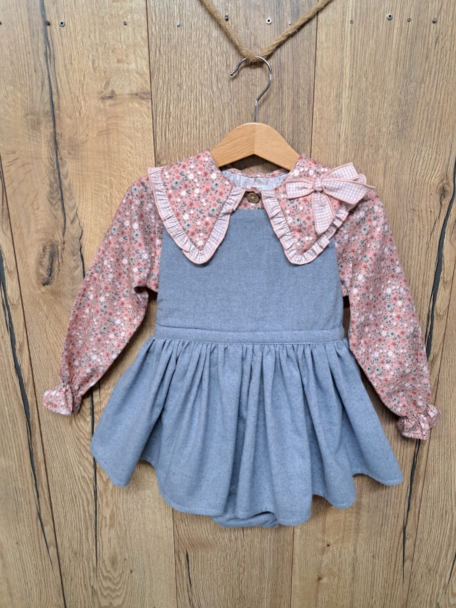 Blusa Daisy en tonos rosas con flore 39,95€ combinada con ranita Skay 54,95€
