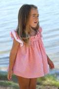 Blusa vichy Lili de Boetie kids, en color coral y blanco, sin mangas, de pierna corta, abrochada en el delantero con botones de madera y cintura elástica.