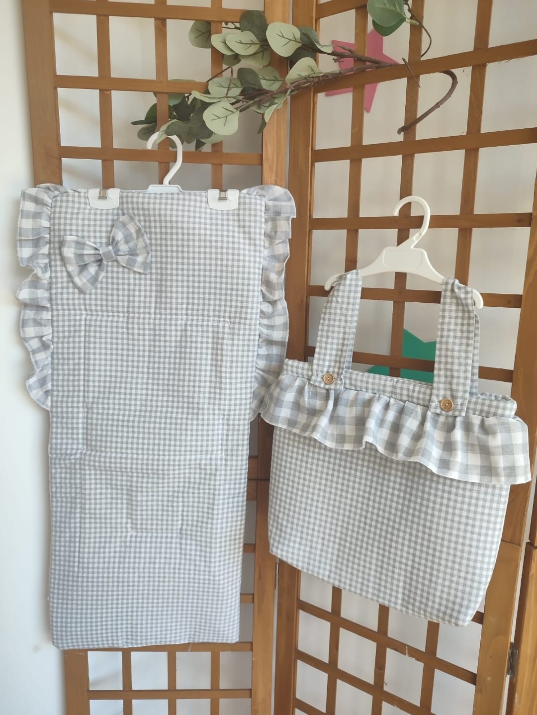 Colchoneta universal vichy gris más bolsa a juego