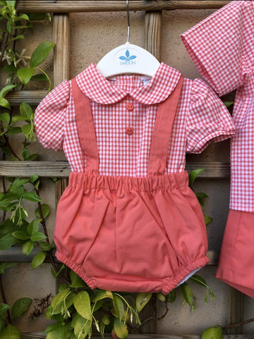 conjunto de bombacho color coral con tirantes y camisa vichy coral a juego con manga corta y cuello bebe