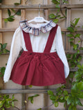 Conjunto falda braguita con camisa con cuello voleado escocés.